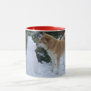söt akita kysser snögubbe snö hund mugg