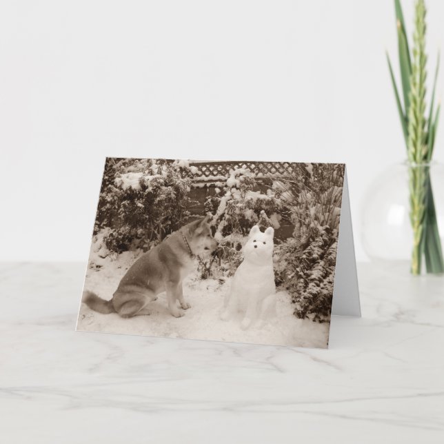 Söt akita sitta i snö med snögubbe hund helgkort (Framsida)