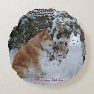 söt akita sitta med hund snögubbe snö rund kudde