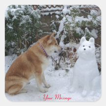 Söt akita sitta med snögubbe i snö hund