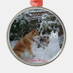 Söt akita sitta med snögubbe snö hund julgransprydnad metall