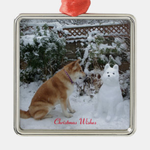 Söt akita sitta med snögubbe snö hund julgransprydnad metall