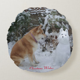 Söt akita sitta med snögubbe snö hund rund kudde