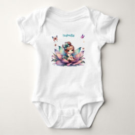 Söt älva som sitter inuti blomma t shirt