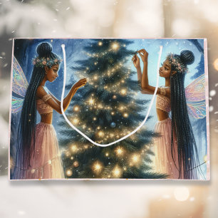 Söt Älvor som dekorerar Julgran