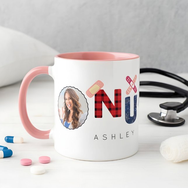 Söt Anpassad Julpresent Till Sjuksköterska  2 Bild Mugg (Happy Nurse Day. )