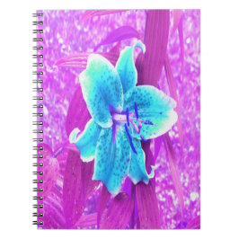 Söt Aqua Blue Stargazer Lily på Lila Anteckningsbok