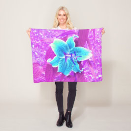 Söt Aqua Blue Stargazer Lily på Lila Fleecefilt
