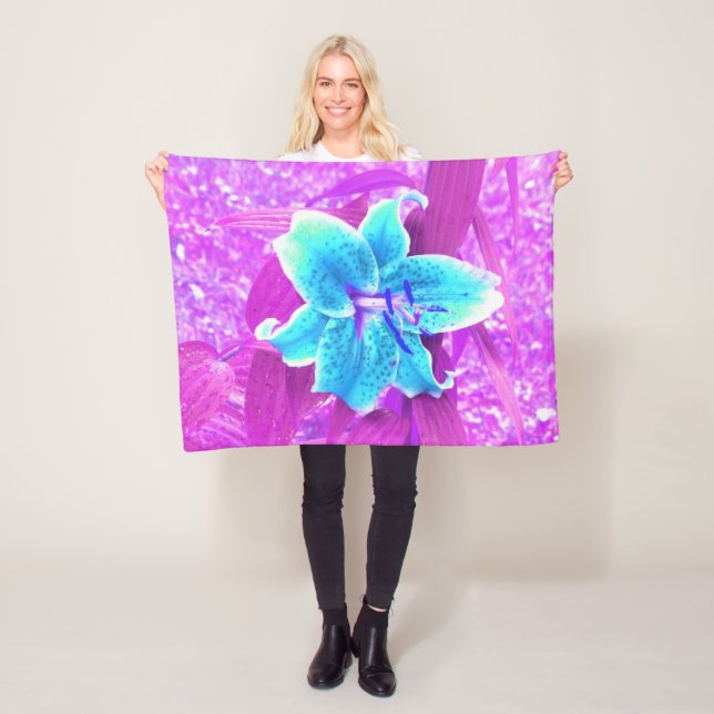 Söt Aqua Blue Stargazer Lily på Lila Fleecefilt (På plats)