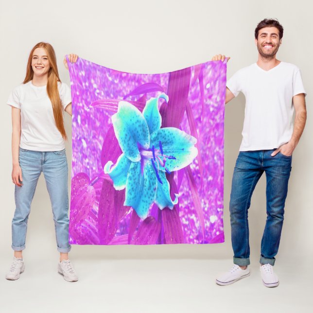 Söt Aqua Blue Stargazer Lily på Lila Fleecefilt (På plats)