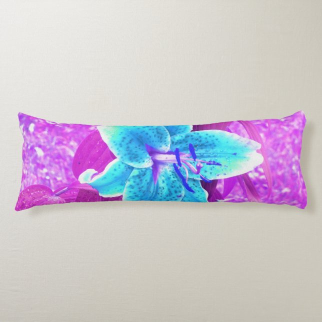 Söt Aqua Blue Stargazer Lily på Lila Kroppskudde (Framsidan)