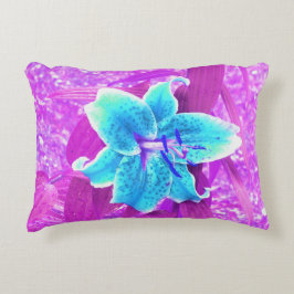 Söt Aqua Blue Stargazer Lily på Lila Prydnadskudde