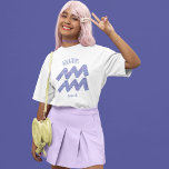 Söt Aquarius Astrology Anpassningsbar Birthday T Shirt<br><div class="desc">Den här söten,  personligens lila och lavender Aquarius födelsedja visar ditt astrologiska tecken från Zodiac i en vacker gnistra som till exempel konstellationerna. Anpassa den här söta presenten med ditt namn i ett vackert kursivt skript för någon med en sen födelsedag i januari eller tidigt.</div>