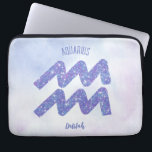 Söt Aquarius Astrology Personlig Lila<br><div class="desc">Denna söt,  personligens lila och lavender Aquarius laptop sleeve har ett astrologiskt tecken från Zodiac i en vacker gnistra som till exempel konstellationerna. Anpassa den här söta presenten med ditt namn i ett vackert kursivt skript för någon med en sen födelsedag i januari eller tidigt.</div>