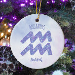 Söt Aquarius Astrology Personlig Lila Julgransprydnad Keramik<br><div class="desc">Den här söten,  personligens lila och lavender Aquarius julprydnad har ditt astrologiska tecken från Zodiac i en vacker gnistra som till exempel konstellationerna. Anpassa den här söta presenten med ditt namn i ett vackert kursivt skript för någon med en sen födelsedag i januari eller tidigt.</div>