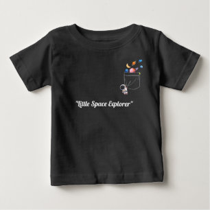 Söt astronaut i fickan med svävande planeter t shirt