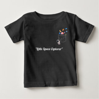 Söt astronaut i fickan med svävande planeter t shirt