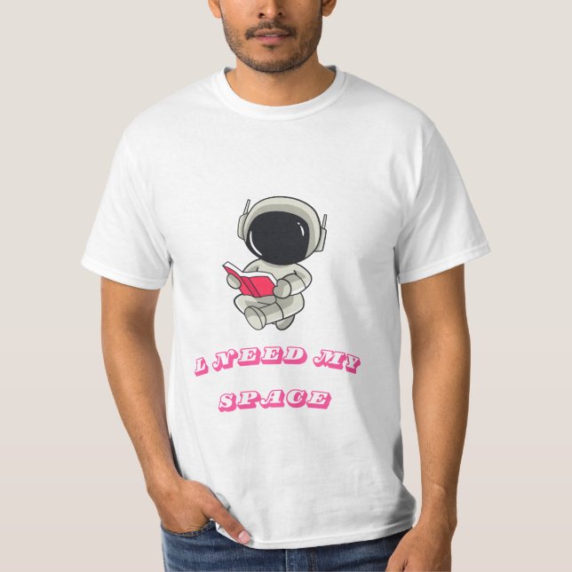 Söt astronaut som läser – Jag behöver min rymd-est T Shirt (Framsida)
