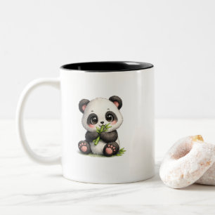 Söt baby-panda som äter bambus kopp