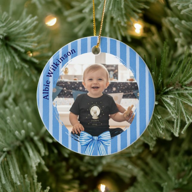Söt babybild med blå rosett julgransprydnad keramik (Träd)