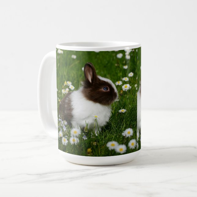 Söt babykanin i blomsterträdgård kaffemugg (Framsida vänster)