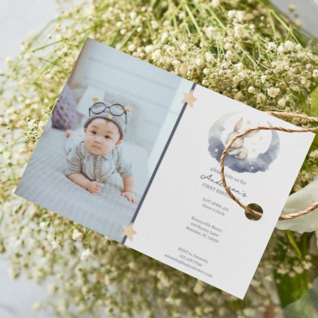 Söt babykanin på en måne Barnkalas Inbjudningar (Skapare uppladdad)