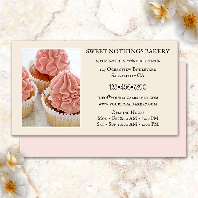 Söt bageri efterrät catering visitkort (Business card featuring pink cupcakes on a cream caramel background - sweet cupcake bakery - dessert)