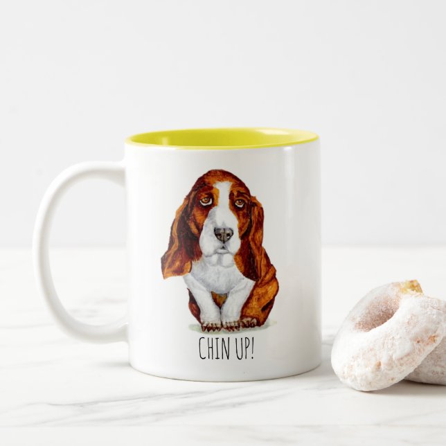 Söt Basset Hound Chin Up Två-Tonad Mugg (Med munk)