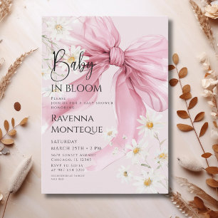 Söt bebis i blomning rosabåge tusenskönas babykala inbjudningar