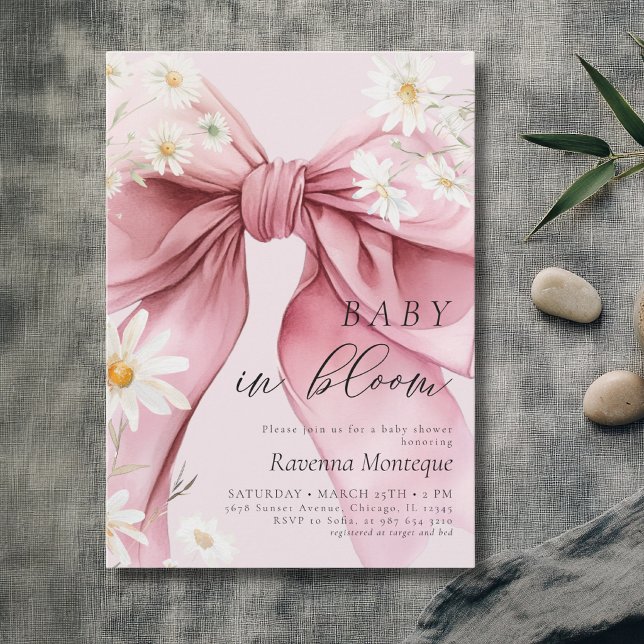 Söt bebis i blomning tusenskönapink båge - bebisdu inbjudningar (Skapare uppladdad)