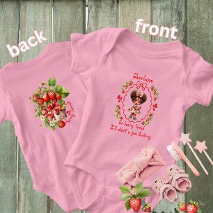 Söt Bebisnamn Svart Bebis Tjej i Jordgubbsdräkt  T Shirt