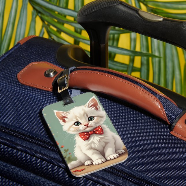 Söt bedårande vit katt med flugskjorta bagagebricka (Framsida Insitu 1)
