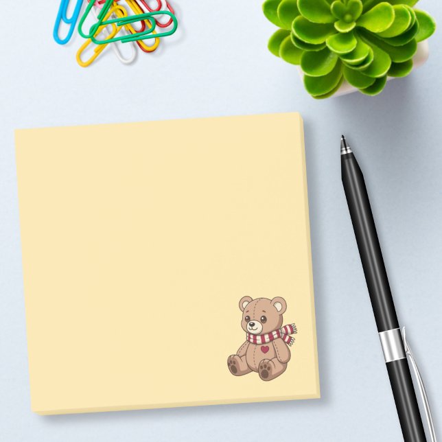 Söt beige nallebjörn med randig halsduk gul post-it block (Skapare uppladdad)