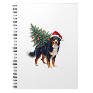 Söt Bernese Mountain Dog i en julgran för Anteckningsbok