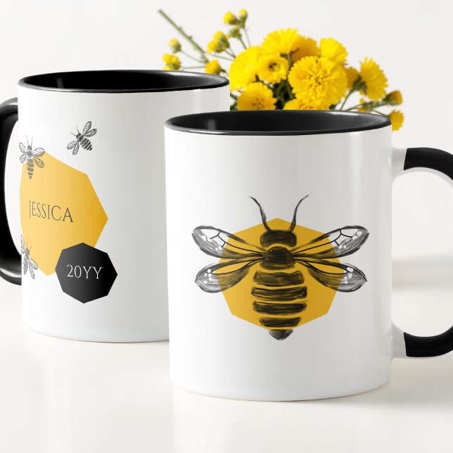 Söt Bie Gul Bikupa Namn År Mugg för Vän (Cute Bee Yellow Honeycomb Name Year Mug for Friend)
