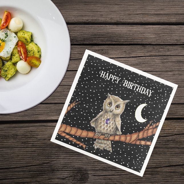 Söt Birthday Brown Uggla Lila Crystal Måne Star  Pappersservett (Pretty Brown owl purple crystal necklace on branch moon stars on Black sky Birthday paper napkin.)