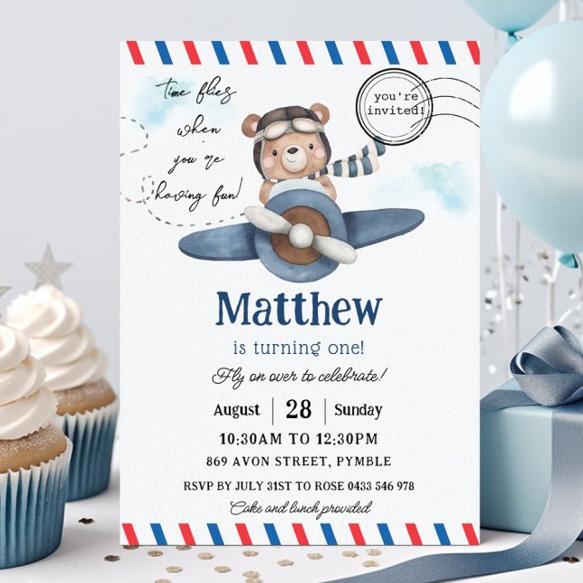 Söt Björn Blå Plan Tid Flyger Ett 1:a Födelsedag Inbjudningar (cute bear riding a dusty blue vintage plane 1st birthday party invitation card printed and digital)