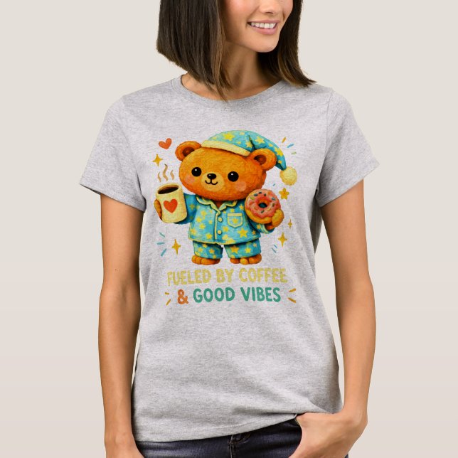 Söt Björn I Pyjamas Drivs Av Kaffe Goda Vibratione T Shirt (Framsida)