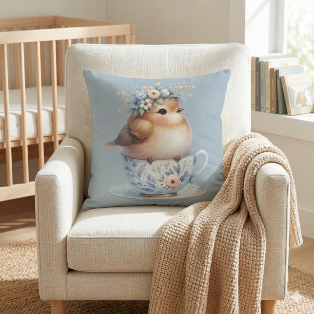 Söt blå fågel med blomkrona i tekopp kudde (Cute Blue Bird with Floral Crown in Teacup Throw Pillow Mockup A)