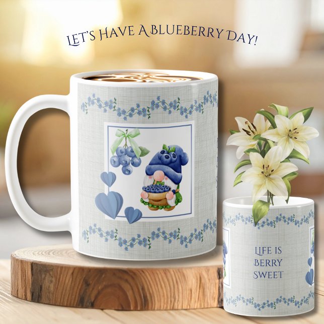 Söt blåbärstomte Livet är riktigt sött mugg (Bring a little piece of the whimsical garden into your home with a beautiful blueberry Gnome mug)