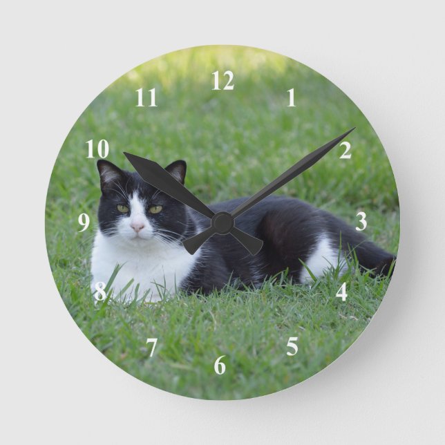 Söt Black and White Tuxedo Cat Photo Rund Klocka (Framsida)