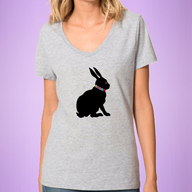 Söt Black Silhouette Bunny Wearing Flowers T Shirt (Sitting black silhouette rabbit wearing collar of flowers on neck on womans tee shirt for Easter.)