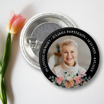 Söt Blommigt Photo Memorial Keepsaké Funeral Knapp<br><div class="desc">Ät din kära med den här vackra knappen med ett foto som markerats med en bukett av söt vattenfärgblommor. Lägg till anpassningsbarna för att anpassa den. Byt lätt bakgrunden färg till kostym efter dina behov. Perfekten behåller minnet för att dela ut det till familj och vänner.</div>