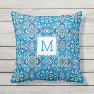 Söt Blommönster Blue Geometric Tile Monogram Kudde
