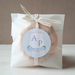 Söt Blue and Rosa Monogram Wedding Favor Runt Klistermärke<br><div class="desc">Den här klassiska designen har en vattenfärgsvapensköld i par med initialerna i båda party inuti. Ram i vapenskölden är rosa och är dekorerad med blå vattenfärgsvattenområden och grönska. Vattenfärgen inslag har av mig blivit papper på 100 procent bomull och skannad till digital form. Bakom vapenskölden finns en blek blå och...</div>