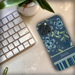 Söt Blue Blommigt och Rand Anpassningsbar Inspirie<br><div class="desc">Uppgradera din mobila stil med trendiget och boho-inspirerad mobil för blå inspiritivitetsceller. Dess utformning av söt, som innehåller vita blommor och charmig rand, är perfekt för mode-framåt-individer i alla åldrar. Anpassa fodral med ditt namn eller ett speciellt ord för att lägga till en unik beröring. Gör din mobil till ett...</div>
