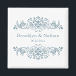 Söt Blue Wedding Favor Magnet<br><div class="desc">Klassiskt blomstrande/snurrande bild av ram. Ditt datum för namn/specialarrangemang (t.ex. ceremonin i bröllop) kan lätt vara personlig med ditt val av Zazzle typsnitt (t.ex. modernt handskript). Om du behöver hjälp med placering eller anpassning,  användor du länken "Kontakta den här designern" på högernas sida på sidan</div>