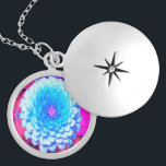 Söt Blue Zinnia i Lila Summer Garden Berlockhalsband<br><div class="desc">Den här ursprungliga digitala Oljemålningen från My Rubio Garden har en underbar Blue Zinnia i Lila Summer Garden med Aqua,  Shock rosa och Magenta Accents. Resultatet är en söt,  färglös zinkblomma som du kommer att kärlek!</div>