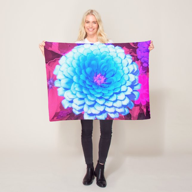 Söt Blue Zinnia i Lila Summer Garden Fleecefilt (På plats)