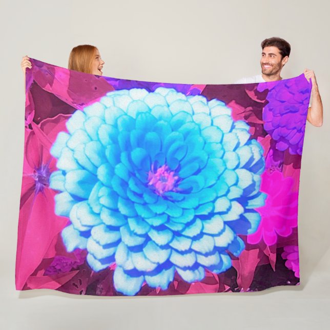 Söt Blue Zinnia i Lila Summer Garden Fleecefilt (På plats)